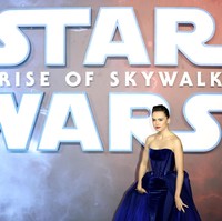 Gaun dengan neckline strapless tersebut hadir dalam material beludut atau velvet yang menciptakan kesan mewah. Sementara itu, bodice berbentuk korset sukses memancarkan aura seksi aktris 27 tahun itu. (Foto: Getty Images)