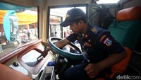 Mesin, roda, lampu hingga bagian dalam bus diperiksa oleh petugas Dishub DKI Jakarta.