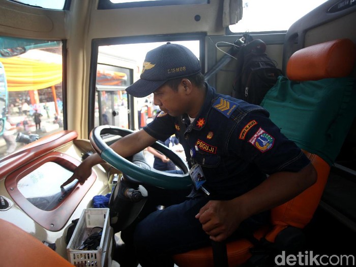 Petugas Dishub DKI Jakarta memeriksa kondisi bus di Terminal Kampung Rambutan. Pemeriksaan itu dilakukan jelang libur Natal dan Tahun Baru 2020.