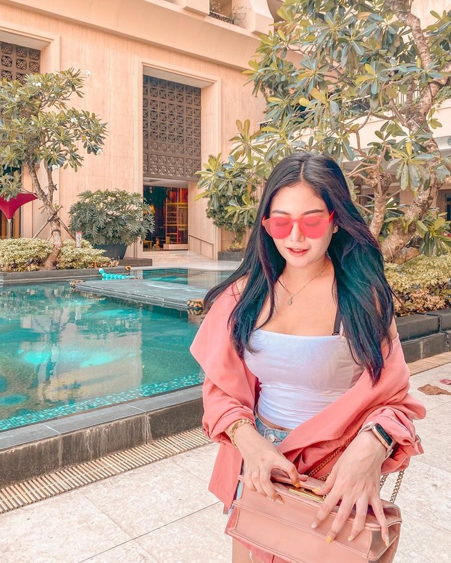 Wanita asal Mojokerto ini cukup populer di media sosial. Pemilik akun Instagram @icha_kharoline ini telah memiliki 1,1 juta lebih pengikut. Foto: Instagram @icha_kharoline