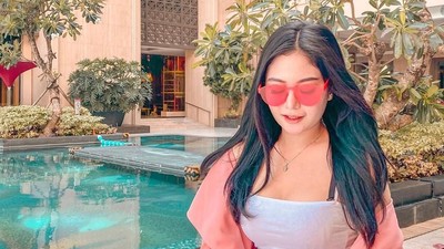 7 Gaya Selebgram Kontroversial yang Naik Motor Sambil Keramas