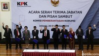 Setelahnya pimpinan KPK dan Dewan Pengawas KPK menandatangani pakta integritas tersebut yang langsung disaksikan oleh Agus Rahardjo dan Basaria Pandjaitan sebagai mantan komisioner KPK.