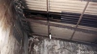 Tak hanya itu, ternyata anaknya mengalami luka pada bagian paha kanan akibat terkena pecahan material yang berasal dari sambaran petir. Kendati demikian, anaknya hanya mengalami luka ringan.