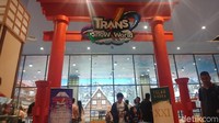 Pengunjung juga bisa bermain salju di Trans Snow World yang terletak di lantai 4. Trans Snow World merupakan taman rekreasi indoor bersalju dengan desain ala musim dingin di Gunung Fuji, Jepang. (Putu Intan/detikcom)