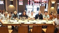 Saat berlibur ke Inggris, ia juga mengunjungi restoran Novikov Restaurant & Bar untuk menikmati hidangan lezat bersama dengan rekan-rekannya. Foto: Instagram @arie_ariotedjo