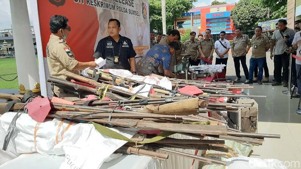  Polda Sumatera Selatan menyita 309 senjata api (senpi) rakitan dari masyarakat
