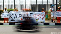 Sejumlah aktivis dari Wahana Lingkungan Hidup Indonesia (WALHI) menggelar aksi unjuk rasa di depan Gedung Balai Kota Jakarta, Jumat (20/12/2019).