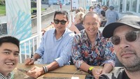 Pernah menjabat sebagai Dirut PT. Antam, Arie Prabowo kerap kulineran seru setiap kali liburan ke luar negeri. Seperti pada momennya kali ini, ia dan teman-temannya mengunjungi restoran yang berada di Newquay, Inggris. Foto: Instagram @arie_ariotedjo