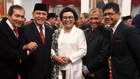 Ekspresi kebahagiaan terlihat di wajah Firli Bahuri saat foto bersama pimpinan KPK periode 2015-2019. 