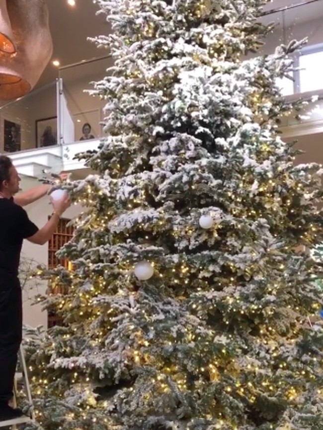 Kylie Jenner memperlihatkan keunikan pohon Natal di rumahnya melalui Instagram story. Dalam unggahannya tersebut terlihat ukuran pohon Natal milik Kylie yang sangat besar dan menjulang tinggi di rumahnya. Pohon Natal bertabur salju itu terlihat dihiasi lampu berwarna kuning. Foto: Instagram