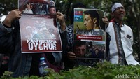 Massa juga membawa poster pesepakbola Mesut Ozil. Ozil secara terang-terangan menyatakan dukungan untuk Uighur.