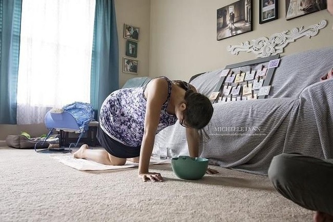 Wanita ini melahirkan buah hatinya di rumah. Karena di rumah, dia pun bisa lebih leluasa melakukan berbagai cara untuk meredakan sakit kontraksi yang dirasakannya. Foto: Dok. Michelle Lynn photography