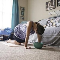 Wanita ini melahirkan buah hatinya di rumah. Karena di rumah, dia pun bisa lebih leluasa melakukan berbagai cara untuk meredakan sakit kontraksi yang dirasakannya. Foto: Dok. Michelle Lynn photography