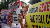 Seorang peserta aksi membawa poster berisi dukungan untuk Firli Bahuri cs yang terpilih menjadi pimpinan KPK periode 2019-2024 di depan Gedung KPK, Jakarta.