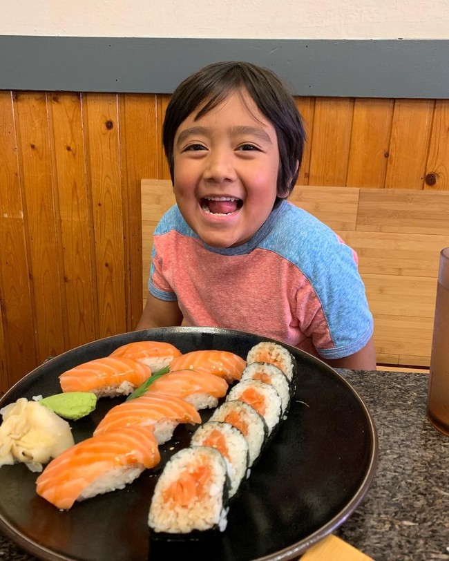 Berusia masih sangat muda, Ryan Kaji sudah memiliki karier yang cukup sukses sebagai seorang YouTuber. Melalui channel YouTube miliknya yang bernama Ryans World, dirinya sudah berhasil memperoleh pengikut sebanyak 32 juta. Kekayaan bersih yang dimiliki Ryan sendiri diperkirakan mencapai lebih dari Rp 428 miliar. Foto: Instagram ryantoysreview