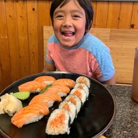 Berusia masih sangat muda, Ryan Kaji sudah memiliki karier yang cukup sukses sebagai seorang YouTuber. Melalui channel YouTube miliknya yang bernama Ryans World, dirinya sudah berhasil memperoleh pengikut sebanyak 32 juta. Kekayaan bersih yang dimiliki Ryan sendiri diperkirakan mencapai lebih dari Rp 428 miliar. Foto: Instagram ryantoysreview