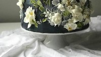 Cake artist ini juga membuat kue 3 tingkat berbentuk lingkaran. Dekorasinya bunga cantik berwarna putih di sekelilingnya. Dasar dari kue 3 tingkat ini berwarna hitam, namun pasti memiliki rasa yang nikmat. Foto: Instagram @albenacakedesign
