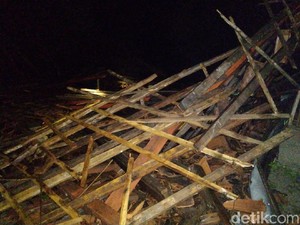 9 Rumah Warga Bojonegoro Ambruk Diterjang Angin Kencang