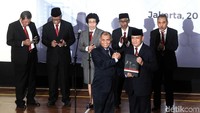 Firli Bahuri dkk langsung melakukan serah-terima jabatan dengan Komisioner KPK periode 2015-2019 yang dipimpin Agus Rahardjo.