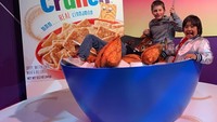 Wah, Ryan sedang berenang di dalam mangkok jumbo isi sereal. Keseruan ternyata rangkaian acara Kids Choice Awards tahun 2019. Foto: Instagram ryantoysreview