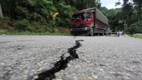 Jalan di kawasan Nagari Koto Alam, juga nampak mengalami keretakan akibat kejadian tanah bergerak tersebut.
