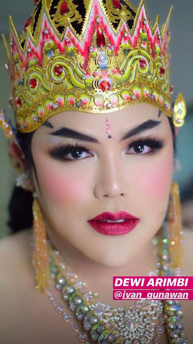 Untuk tampil sebagai Dewi Arimbi, Igun mempercayakan riasan wajahnya kepada makeup artist terkenal Bennu Sorumba. Foto: Instagram @bennusorumba