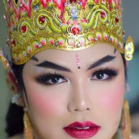 Untuk tampil sebagai Dewi Arimbi, Igun mempercayakan riasan wajahnya kepada makeup artist terkenal Bennu Sorumba. Foto: Instagram @bennusorumba