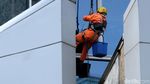 Aksi Spiderman Bersihkan Kaca Gedung Pencakar Langit