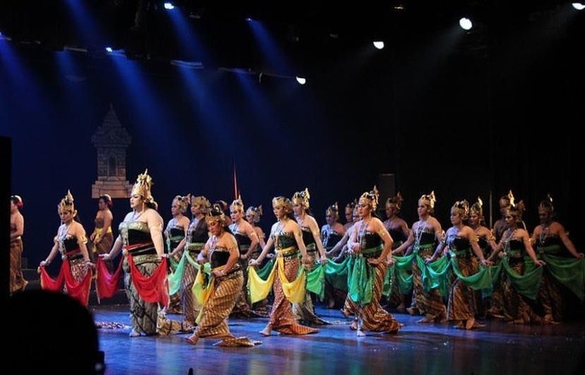 Tak hanya berlakon, dalam pentas ini Igun juga harus menari Jawa. Foto: Instagram @ivan_gunawan