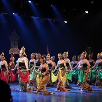 Tak hanya berlakon, dalam pentas ini Igun juga harus menari Jawa. Foto: Instagram @ivan_gunawan