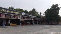 Akibat tsunami tahun lalu juga mengakibatkan tutupnya dua pusat dagangan oleh-oleh khas Serang di Anyer. Mereka rata-rata menjajakan hasil olahan dan kerajinan tangan warga Banten (Bahtiar Rivai/detikcom)