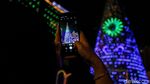 Kerlap-kerlip Pohon Natal Raksasa Hiasi Mal di Ibu Kota