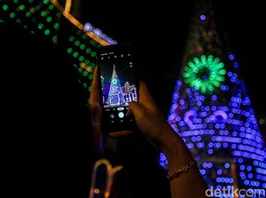 8 Pohon Natal di Mal Jakarta, Bertema Harry Potter Hingga Flamingo