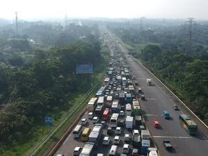 Puncak Padat, Polisi Terapkan One Way Hingga Sebar Tim Urai Macet