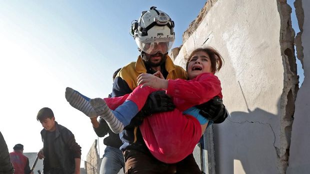 Momen saat bocah Suriah diselamatkan dari reruntuhan bangunan yang ambruk akibat gempuran udara