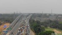 Pantauan detikcom di ujung Tol Layang Jakarta arah Cikampek, sekitar pukul 14.10 WIB Sabtu (21/12/2019), terlihat kemacetan terjadi saat pertemuan kendaraan dari tol layang dengan kendaraan dari ruas bawah.