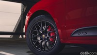 Sistem kontrol peredam Porsche Active Suspension Management (PASM) telah disesuaikan secara khusus. Sasis juga telah diturunkan sebesar 15 milimeter untuk dinamika lateral yang lebih besar. Foto: Porsche