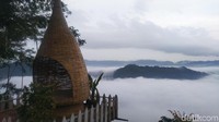 Bagi traveler yang ingin melihat fenomena Negeri di Atas Awan di Puncak Bangku Ciamis ini harus datang pagi-pagi sekitar pukul 05.00 WIB (Foto: Dadang Hermansyah/detikcom)