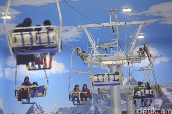 Puluhan orang sudah mengantre untuk naik wahana sejak pagi. Di Trans Snow World Bintaro pengunjung memang tidak hanya bisa merasakan salju saja tetapi juga mencoba naik kereta gantung, main ski dan seluncur es (Foto: Agung Pambudhy/detikcom) Puluhan orang sudah mengantre untuk naik wahana sejak pagi. Di Trans Snow World Bintaro pengunjung memang tidak hanya bisa merasakan salju saja tetapi juga mencoba naik kereta gantung, main ski dan seluncur es (Foto: Agung Pambudhy/detikcom)