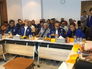 Gaduh Rebutan Palu Zulkifli Hasan