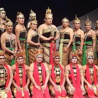 Igun menggunakan busana Jawa dengan atasan kemben. Tak hanya itu, penampilannya sebagai putri raja terlihat lebih mewah dengan aksesori kalung panjang yang berkilau. Foto: Instagram @ivan_gunawan