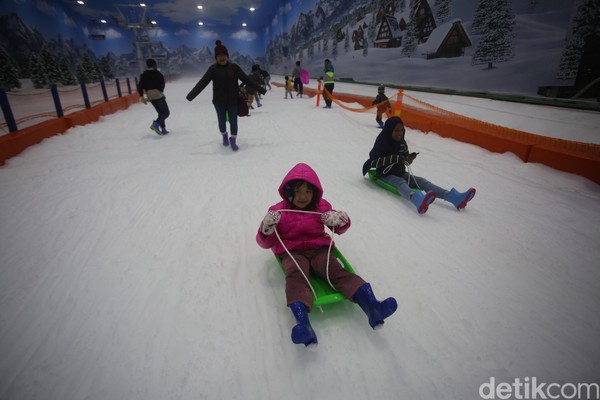 Trans Snow World Bintaro mulai beroperasi dari pukul 09.00-22.00. Namun pembelian tiket dibatasi hanya sampai pukul 20.00. Tiket dapat dibeli secara langsung atau melalui situs transsnowworld.com (Foto: Agung Pambudhy/detikcom) Trans Snow World Bintaro mulai beroperasi dari pukul 09.00-22.00. Namun pembelian tiket dibatasi hanya sampai pukul 20.00. Tiket dapat dibeli secara langsung atau melalui situs transsnowworld.com (Foto: Agung Pambudhy/detikcom)