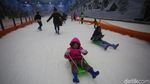 Rame dan Seru! Potret Wisatawan Padati Trans Snow World Bintaro