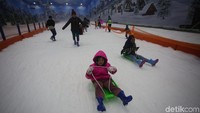 Trans Snow World Bintaro mulai beroperasi dari pukul 09.00-22.00. Namun pembelian tiket dibatasi hanya sampai pukul 20.00. Tiket dapat dibeli secara langsung atau melalui situs transsnowworld.com (Foto: Agung Pambudhy/detikcom)