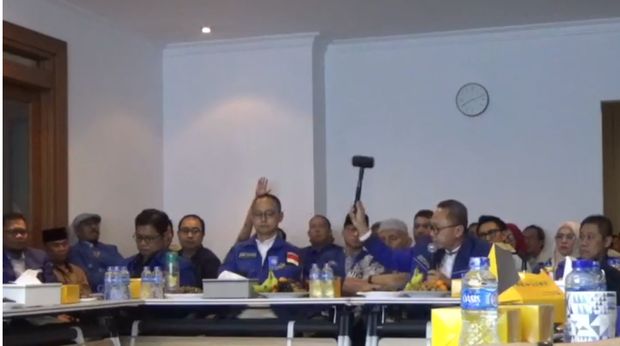 Gaduh Rebutan Palu Zulkifli Hasan
