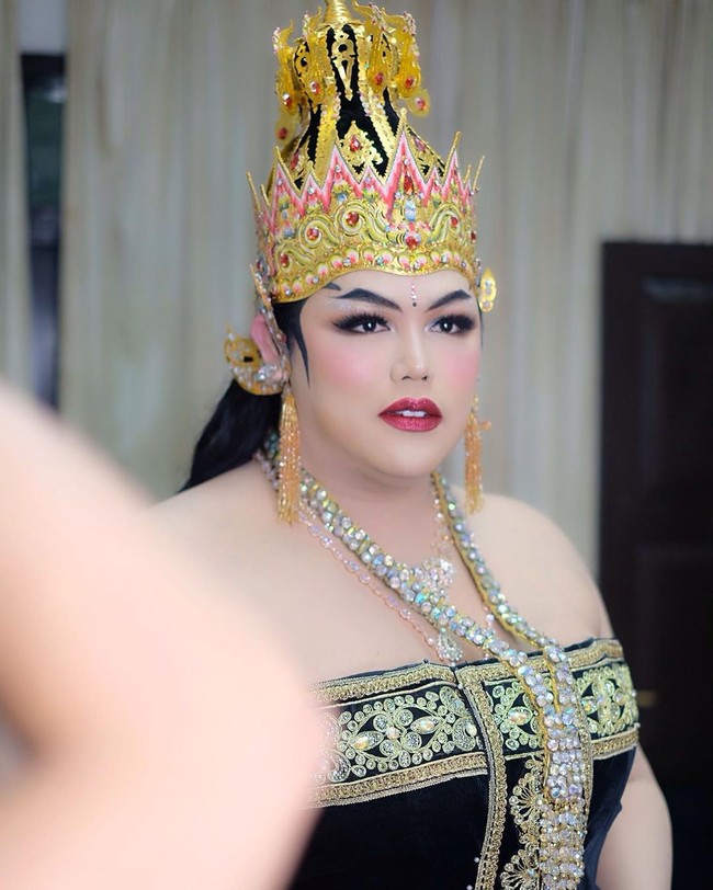 beberapa kali bermain film dan sinetron. Ivan Gunawan bahkan baru saja tampil dalam pagelaran wayang orang bertajuk Arjuna Murca (Srikandi Ngedan). Tapi tak disangka jika Igun berperan sebagai Dewi Arimbi sehingga harus berdandan seperti wanita. Foto: Instagram @bennusorumba