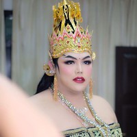 beberapa kali bermain film dan sinetron. Ivan Gunawan bahkan baru saja tampil dalam pagelaran wayang orang bertajuk Arjuna Murca (Srikandi Ngedan). Tapi tak disangka jika Igun berperan sebagai Dewi Arimbi sehingga harus berdandan seperti wanita. Foto: Instagram @bennusorumba