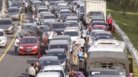 Sejumlah pedagang nampak menjajakan barang dagangan mereka mulai dari makanan ringan hingga minuman kepada sejumlah pengendara yang terjebak macet di kawasan Jalur Puncak, Bogor, Jawa Barat.