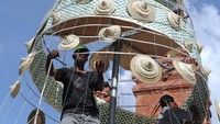 Pohon Natal setinggi 11 meter tersebut tersusun dari tujuh bagian anyaman daun lontar yang menutupi kerangka besi yang dibuat untuk memeriahkan Hari Raya Natal sekaligus sebagai bentuk akulturasi budaya di Bali. Antara Foto/Fikri Yusuf.