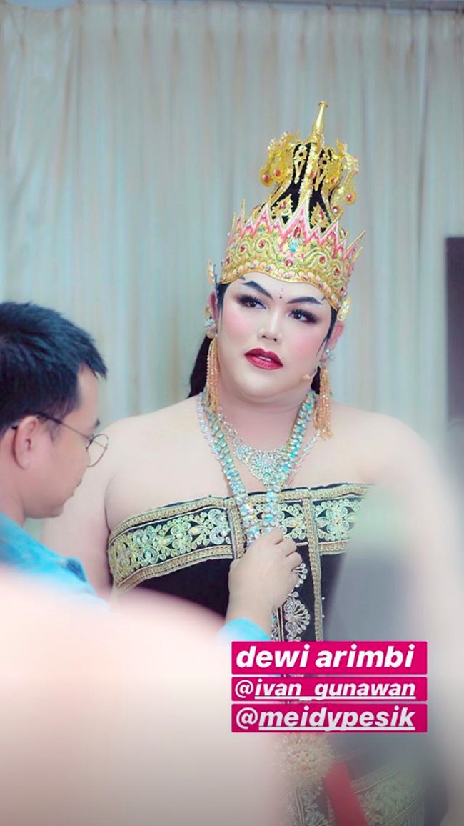 Dalam pementasan yang diselenggarakan Paguyuban Wayang Orang Bharata. Ia berperan sebagai Dewi Arimbi, putri raja Prabu Arimbaka sekaligus istri dari Bima dalam pewayangan. Ia pun memakai busana tradisional Jawa lengkap dengan riasan berpaes dan kemben. Foto: Instagram @bennusorumba